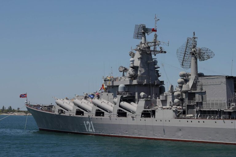 Rusia, China e Irán despliegan buques de guerra en el golfo de Omán
